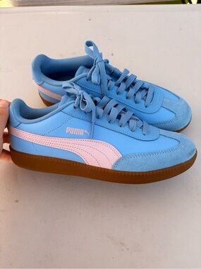 Puma Low Top Sneakers in Light Blue with Pink Stripe and Gum Sole